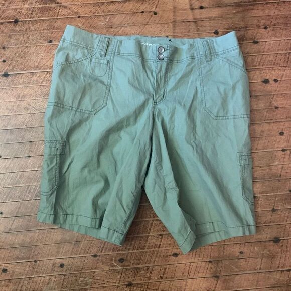 Lane Bryant sage green lightweight Bermuda size 16 shorts - Picture 1 of 3
